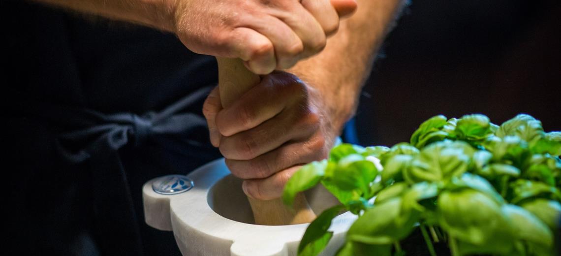 Cucina il tuo perfetto pesto alla genovese al mortaio con l''esperienza di Med Food Lab