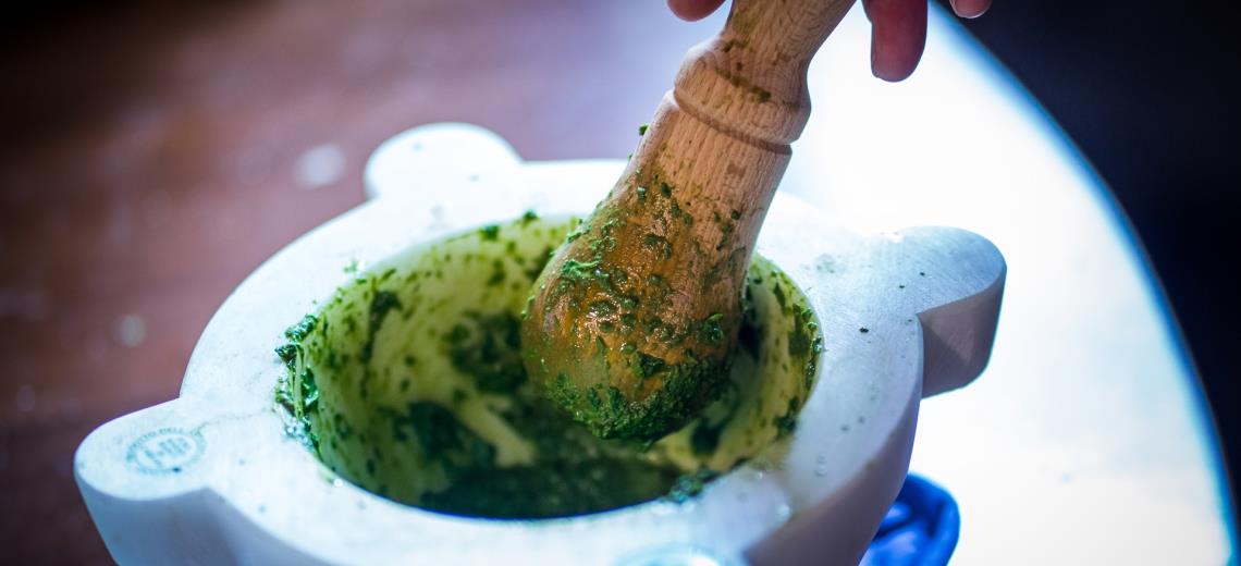 Cucina il tuo perfetto pesto alla genovese al mortaio con l''esperienza di Med Food Lab