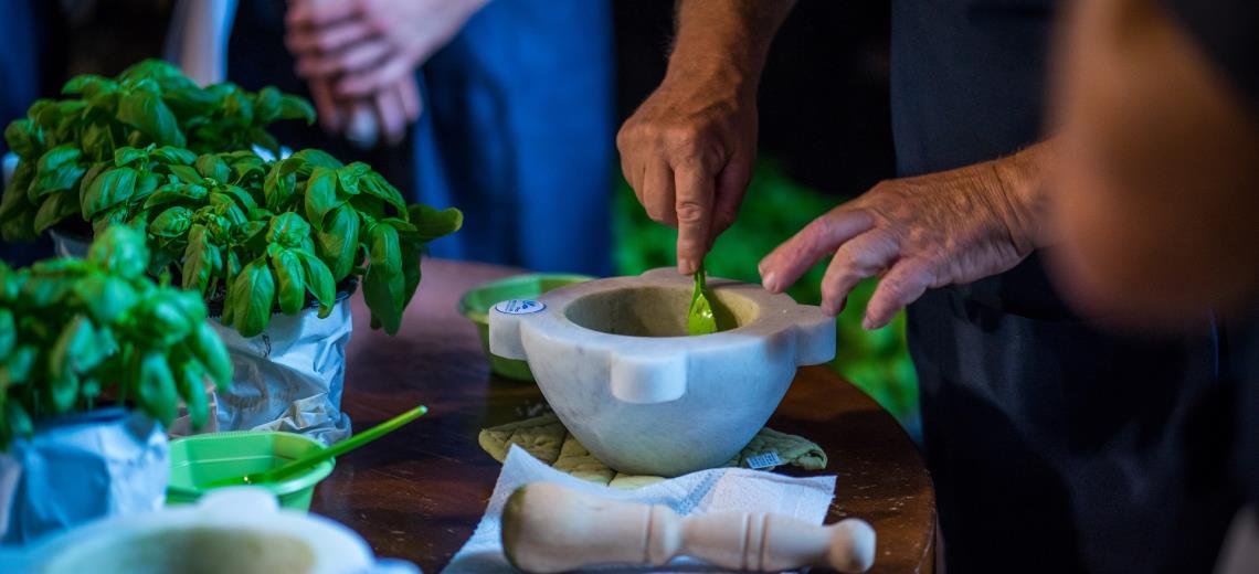 Cucina il tuo perfetto pesto alla genovese al mortaio con l''esperienza di Med Food Lab