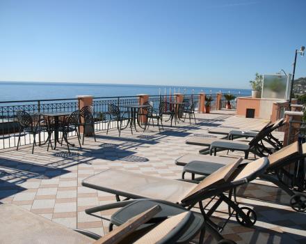 Die Terrasse des Best Western Hotel Nazionale ist so ausgestattet, damit Sie sich entspannen