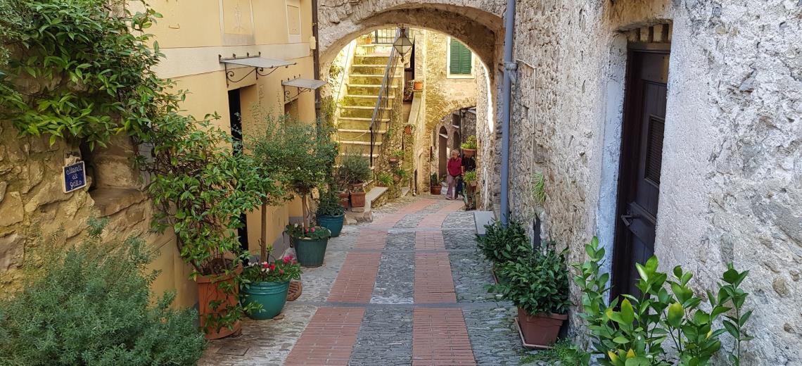 Visit Dolceacqua and taste the typical wine with our tour