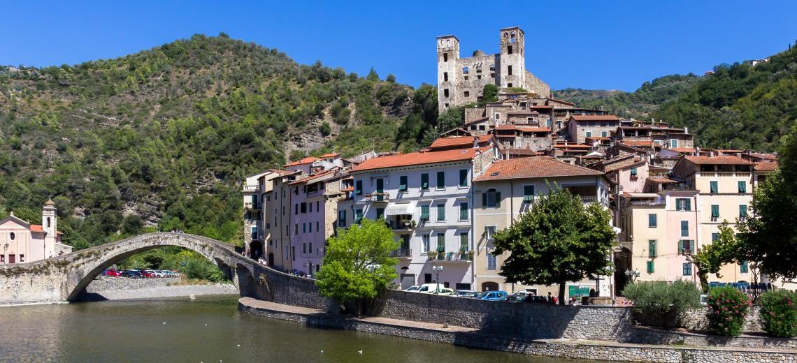 Visita Dolceacqua e degusta il tipico vino con il nostro tour