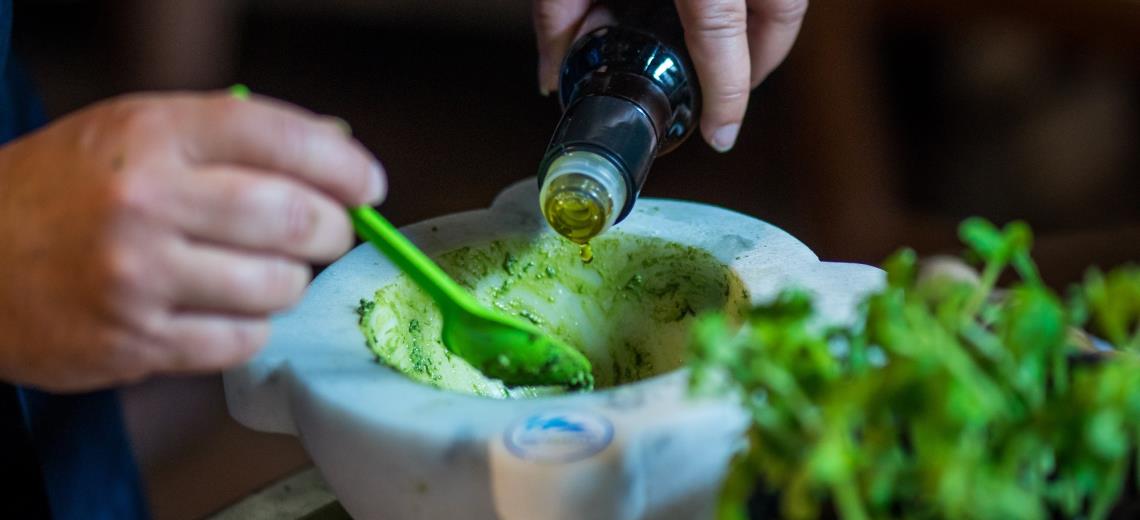 Cucina il tuo perfetto pesto alla genovese al mortaio con l''esperienza di Med Food Lab