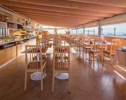 La sala de desayunos del hotel con vista al mar