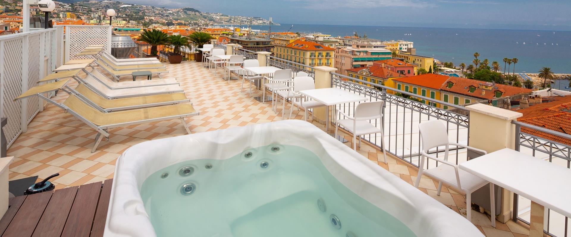 Rilassati nella terrazza panoramica del nostro hotel a Sanremo con jacuzzi