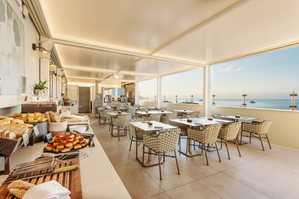 The image shows the breakfast room and buffet.