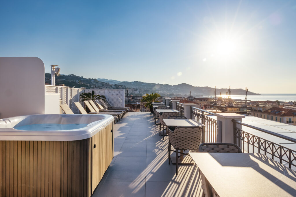 The image shows the terrace with whirlpool and solarium.